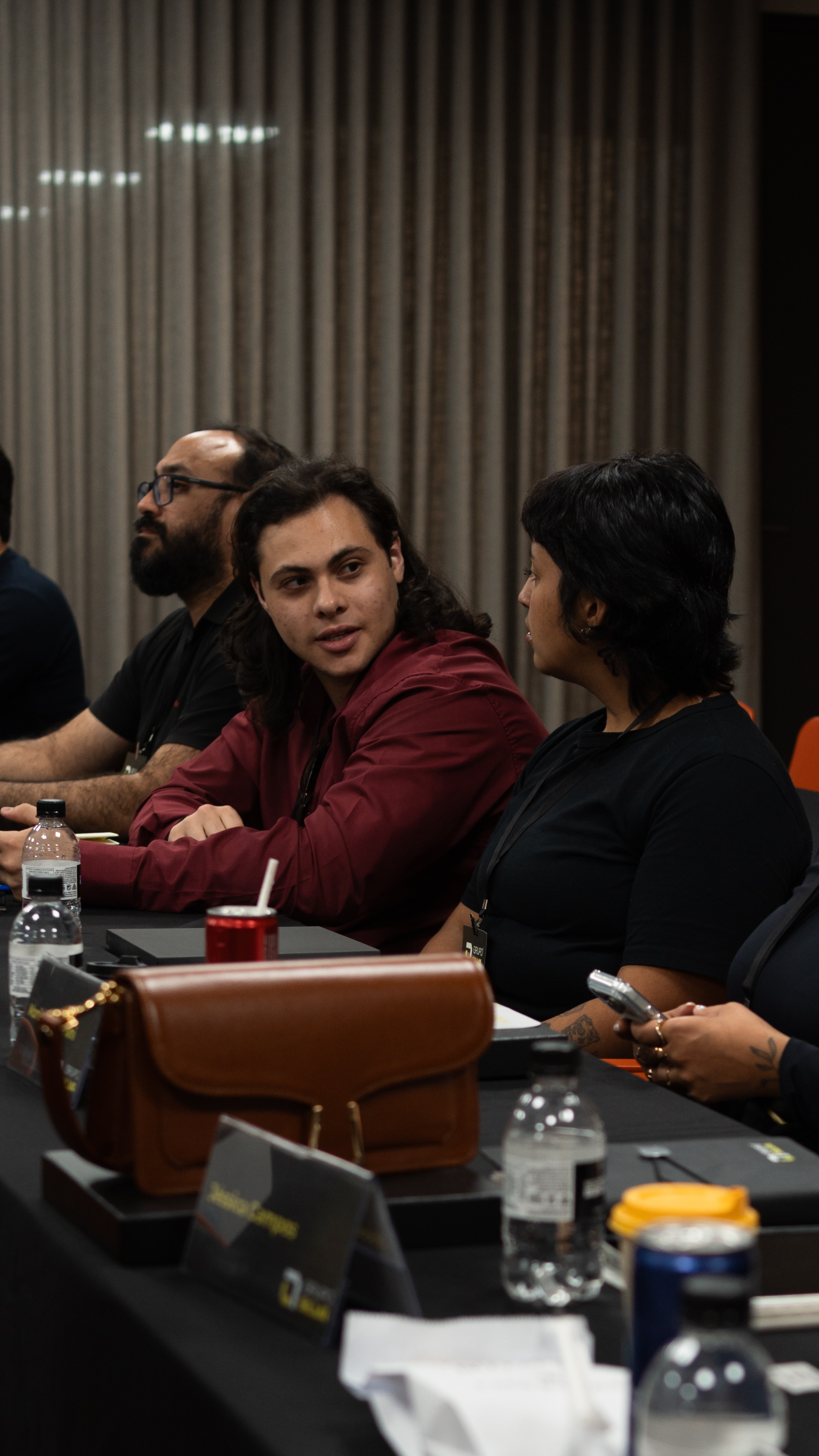 Cássio Branco conversando com participantes durante um encontro profissional